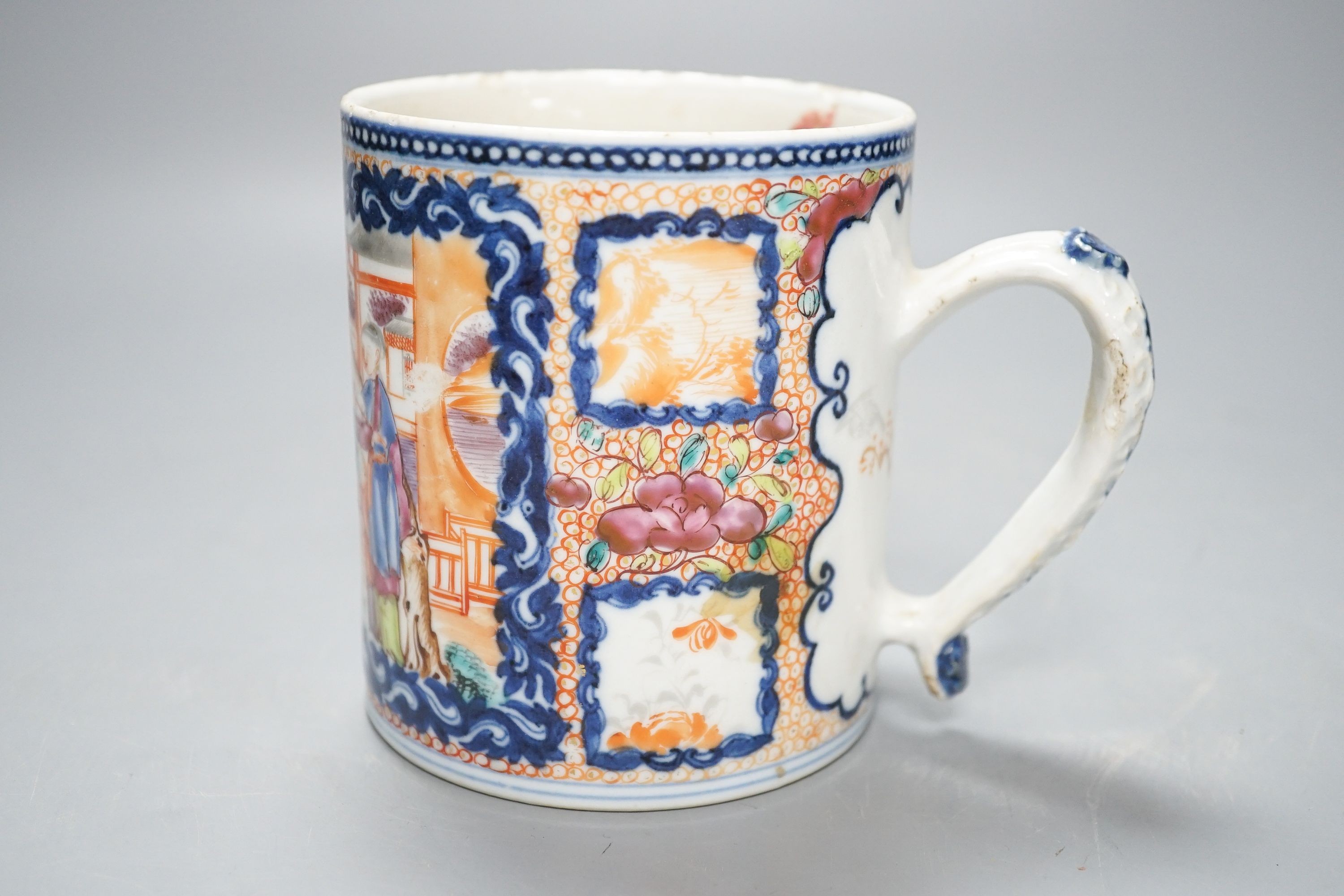 A Chinese export Mandarin pattern mug, Qianlong period, height 11cm